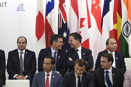 29/06/2019. Pedro Sánchez asiste a la cumbre del G-20. El presidente del Gobierno en funciones, Pedro Sánchez, conversa con el primer minist...